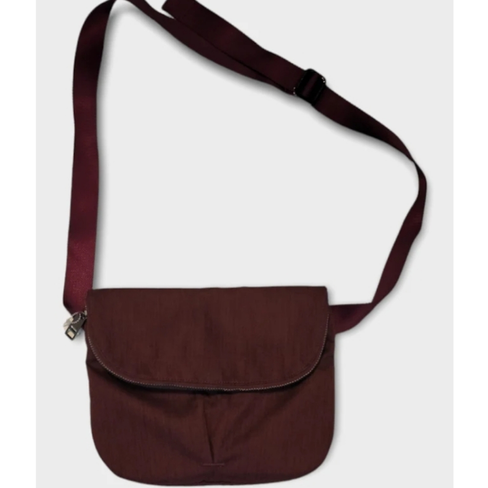 Lululemon All Day Crossbody attachment